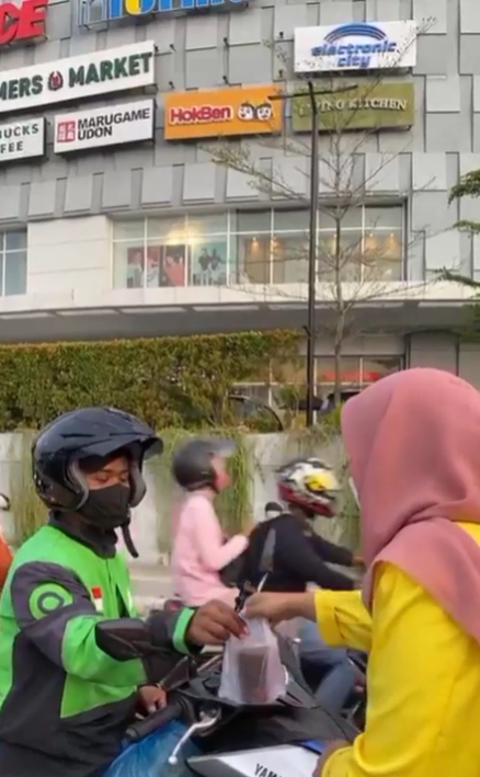 BEM Universitas awal bros berbagi takjil