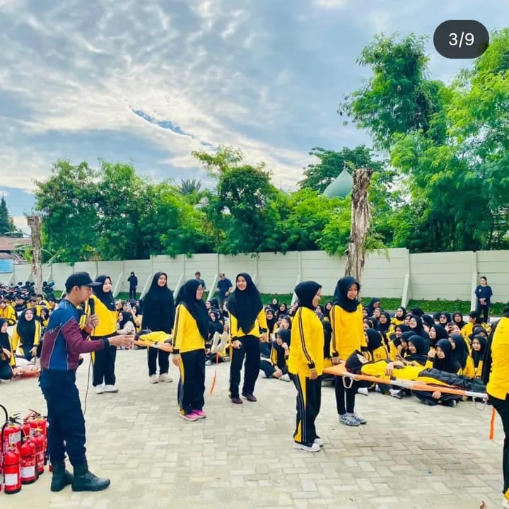 PELATIHAN SIMULASI KEBAKARAN  UNIVERSITAS AWAL BROS